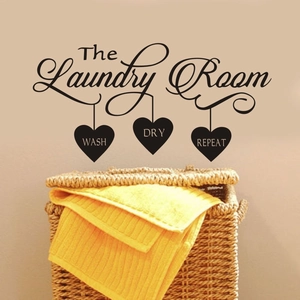Sticker mural The Laundry Room avec texte Wash Dry Repeat et cœurs sur mur beige