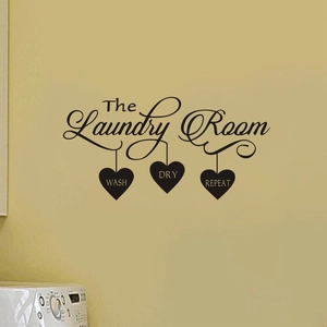 Détail macro du sticker mural en vinyle noir The Laundry Room avec motifs cœurs