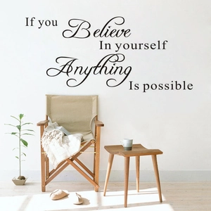 Sticker mural inspirant au-dessus d'une chaise en bois pour une déco minimaliste