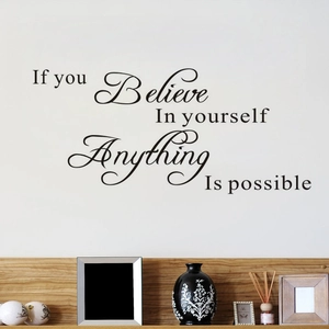Sticker mural inspirant If You Believe In Yourself sur mur clair au-dessus d'une étagère