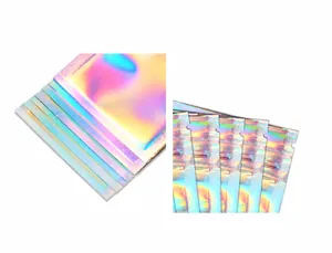 Dettaglio della busta da imballaggio laser iridescente con tacca di strappo facile