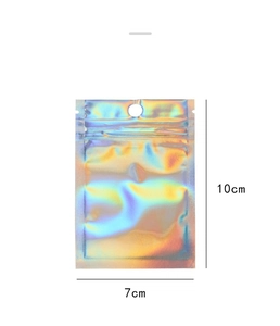 Dettaglio della busta olografica laser con foro per appendere e misura di 7x10cm