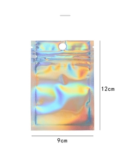 Dettaglio macro del sacchetto laser 9x12cm con foro per appendere e zip