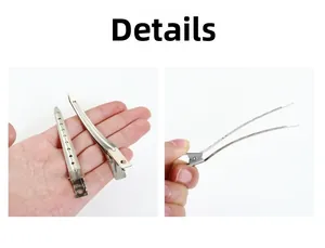 Gros plan de pinces à cheveux bec de canard argentées de 9cm avec motifs à 8 trous
