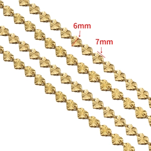 Cadena de eslabones de corazón en acero dorado con textura radial de 6mm y 7mm