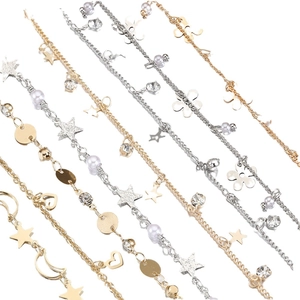 Collezione di bracciali in oro e argento con stelle, perle e ciondoli a cuore