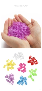 Vista macro de cierres coloridos en forma de S para pulseras de goma hechas a mano