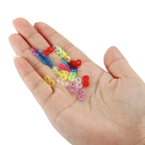 Conectores de clips en S transparentes de colores para pulseras de goma DIY en la mano