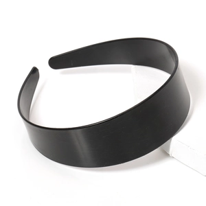 Cerchietto per capelli largo nero minimalista su supporto bianco geometrico