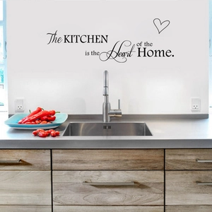 Schwarzer PVC Wandtattoo Spruch Kitchen is the Heart of the Home für die Küchendekoration