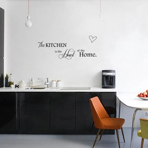 The Kitchen is the Heart of the Home Wandtattoo aus schwarzem Vinyl in der Küche