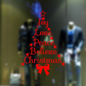 Rode kerstboom raamsticker met feestelijke woorden en een grote decoratieve strik