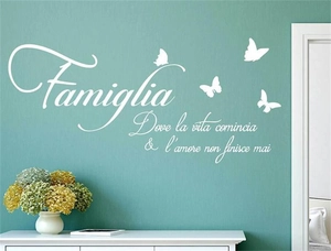 Italienischer Wandtattoo Famiglia in Weiß mit Schmetterlingsmotiven für Wohnzimmerdeko