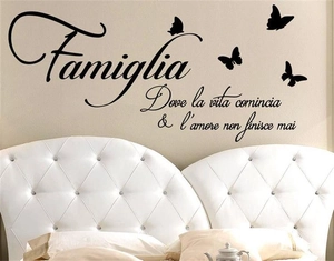 Wandtattoo Famiglia mit Schmetterlingen für minimalistische Wohnzimmerdeko