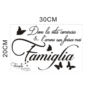 Detailsicht des Wandaufklebers mit Familienspruch und eleganten Schmetterling-Silhouetten