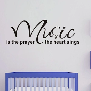 Music is the prayer the heart sings Wandtattoo über einem Bett an weißer Wand