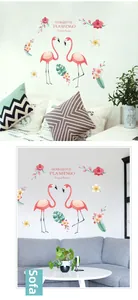 Détail de stickers muraux flamants tropicaux avec motifs floraux dans un salon moderne