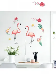 Stickers muraux flamant rose avec feuilles tropicales et fleurs dans une salle à manger