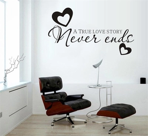 Sticker mural A True Love Story Never Ends noir avec motifs de cœurs pour salon moderne