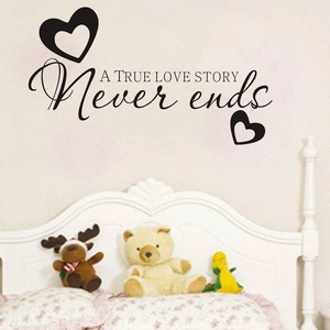 Sticker mural noir en PVC avec texte A True Love Story Never Ends et motifs de cœur