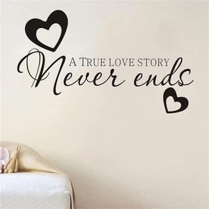 Sticker mural A True Love Story Never Ends avec cœurs pour déco de chambre