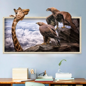 Adesivo murale 3D con giraffa e aquile che escono da una cornice sulla parete studio