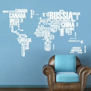 Adesivo murale mappa del mondo con nomi di paesi in bianco su una parete blu