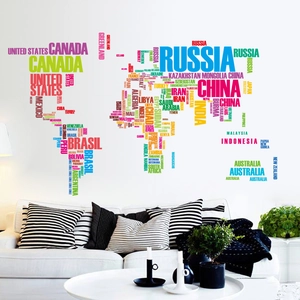 Adesivo murale dettagliato mappa del mondo colorata con nomi di paesi su parete bianca del salone