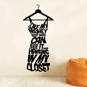 Adesivo murale creativo in vinile nero con design a vestito e citazione per la camera