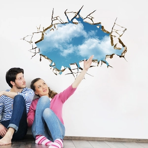 3D-Wandaufkleber mit blauem Himmel und Wolken in einem modernen Wohnzimmer-Ambiente