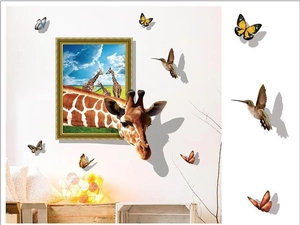 Detailansicht 3D-Giraffen-Wandtattoo mit bunten Schmetterlingen für das Schlafzimmer