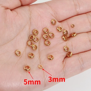 Vergoldete Edelstahltrenner Perlen in 3mm und 5mm Größen auf der Hand gezeigt