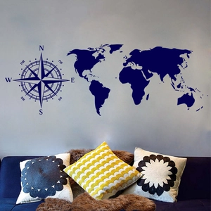 Adesivo murale con mappa del mondo e bussola blu navy in un soggiorno moderno