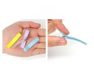Dettaglio di fermagli per capelli in metallo avvolti in nastro grosgrain dai colori vivaci