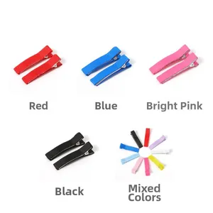 Dettaglio di fermagli per capelli a becco d'anatra in nastro grosgrain rosso, blu e rosa