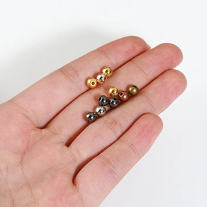 Hand met diverse gouden en zilveren CCB afstandskralen voor DIY sieraden maken kits