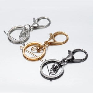 Lot de trois porte-clés en métal avec fermoirs mousqueton en or argent et gris fusil