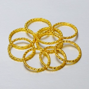 Set mit acht vergoldeten offenen Biegeringen für DIY-Schmuck und zum Stapeln von Ringen