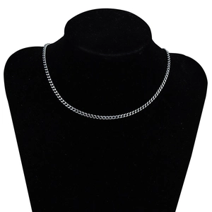 Chaîne cubaine en acier inoxydable argenté présentée sur un présentoir à bijoux noir
