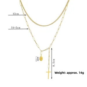 Dettaglio della collana a strati in titanio placcato oro 14K con ciondoli a croce