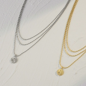 Collar de tres capas de acero de titanio con colgante Cupido en oro y plata