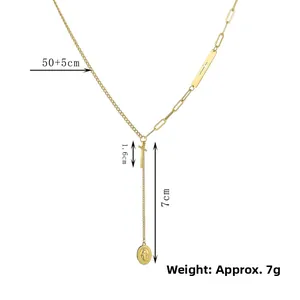 Dettaglio di collana a doppio strato in oro 14K con croce e medaglia della Madonna
