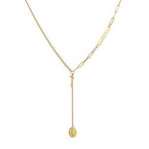 Dettaglio della collana a Y in oro 14K con catena asimmetrica e ciondolo a medaglia ovale