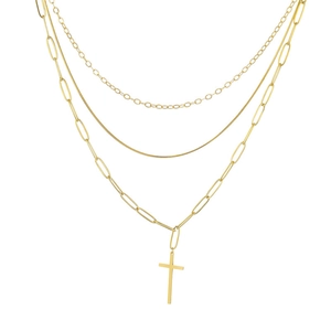 Dettaglio di collane a strati placcate oro 14K con pendente a croce dal design minimalista