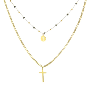 Dettaglio della collana a doppio strato placcata oro 14K con perle grigie e ciondoli a croce