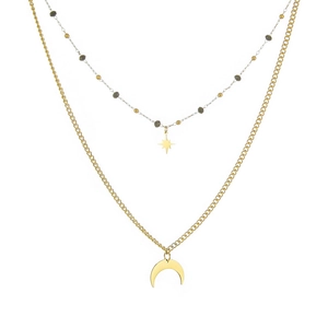 Dettaglio collana a doppio strato in oro 14K con perle nere e ciondoli stella e luna