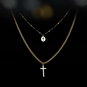 Dettaglio della collana doppia in acciaio dorato con croci e perline nere