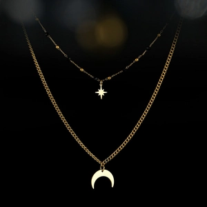 Dettaglio della collana a doppio strato in oro 14K con perline nere e ciondoli stella e luna