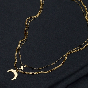 Dettaglio della collana a doppio strato placcata oro 14K con perline nere luna e stella