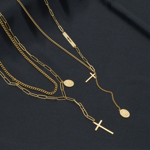 Collana a doppio strato placcata oro 14K con croce religiosa e ciondolo madonnina